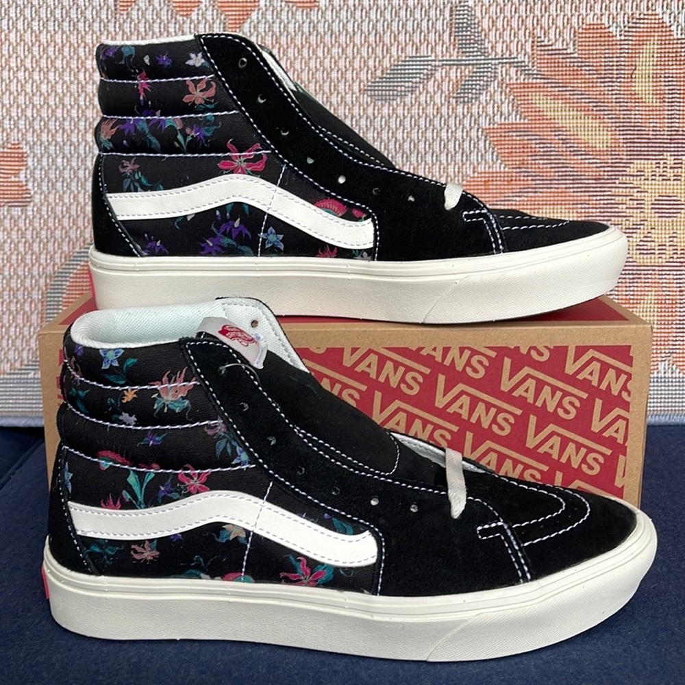Vans Comfycush Sk8-Hi
Fatal Floral Black
VNOA7TNOBLK
WMNS sneakers -
